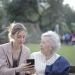 Las ventajas de contar con un cuidador para personas mayores